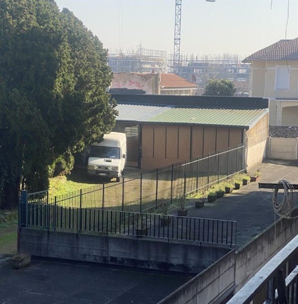 locale commerciale in vendita a Monza