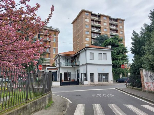 intera palazzina in vendita a Monza in zona Centro Storico