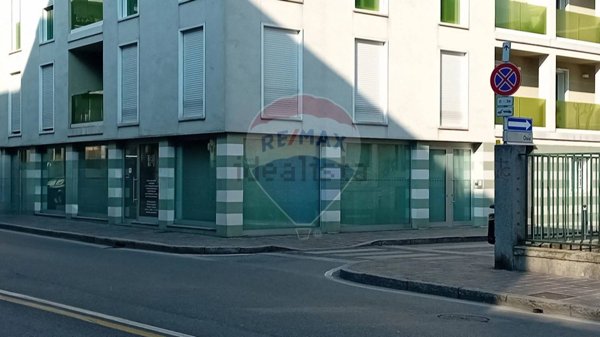 locale commerciale in vendita a Monza in zona Centro Storico