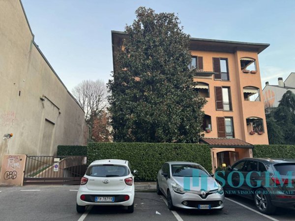 locale commerciale in vendita a Monza