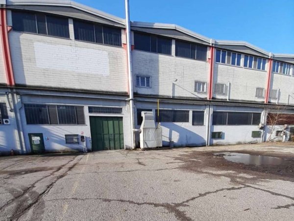locale commerciale in vendita a Monza