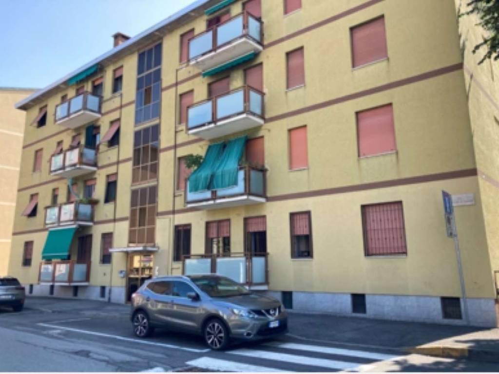 locale commerciale in vendita a Monza