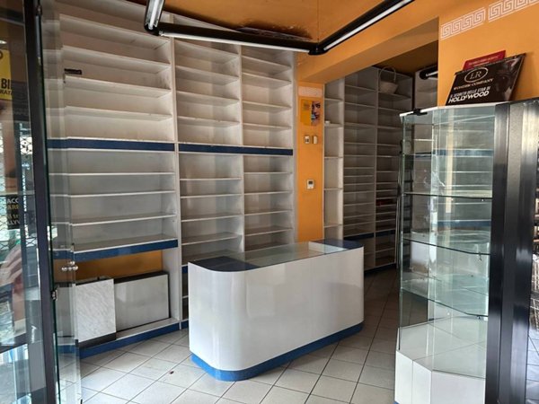 negozio in vendita a Monza in zona Centro Storico