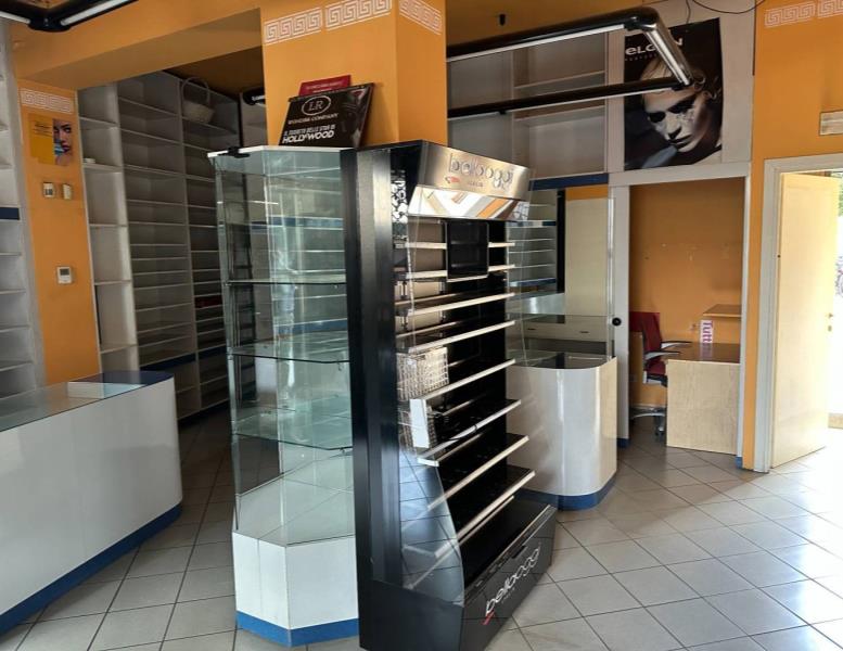 locale commerciale in vendita a Monza in zona Centro Storico