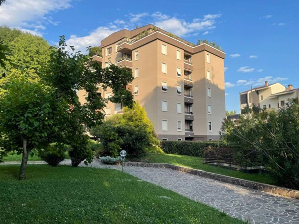 appartamento in vendita a Monza in zona Centro Storico