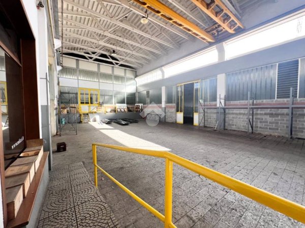 locale commerciale in vendita a Monza