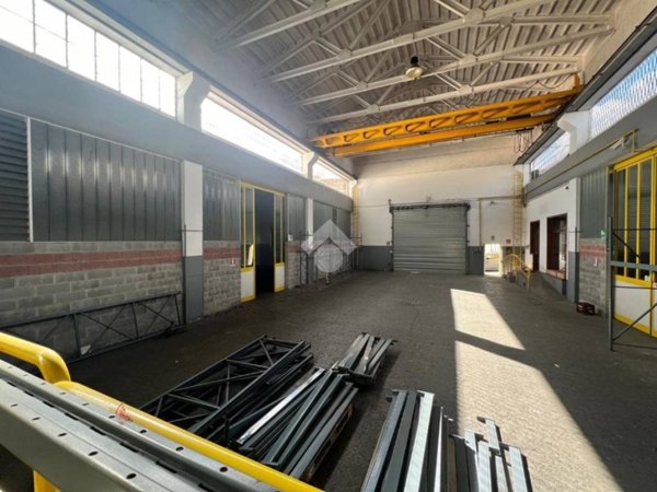 locale commerciale in vendita a Monza