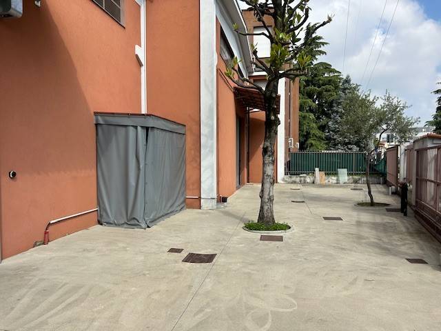 locale commerciale in vendita a Monza