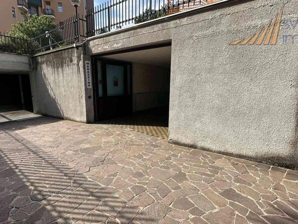 locale commerciale in vendita a Monza
