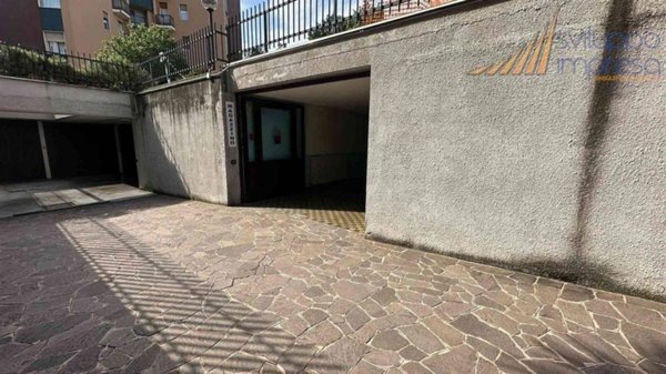 locale commerciale in vendita a Monza
