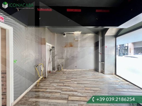 negozio in vendita a Monza in zona Centro Storico