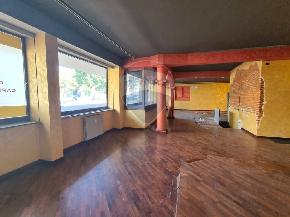 locale commerciale in vendita a Monza in zona Centro Storico