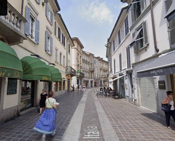 negozio in vendita a Monza in zona Centro Storico