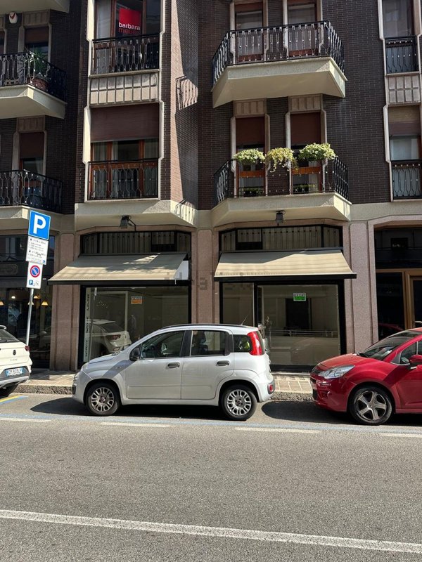 locale commerciale in vendita a Monza
