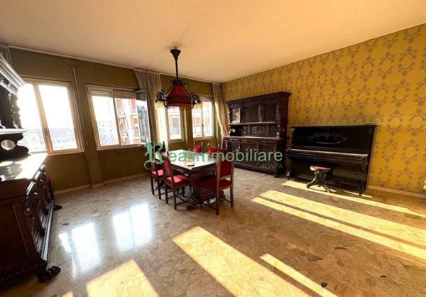 appartamento in vendita a Monza in zona Centro Storico