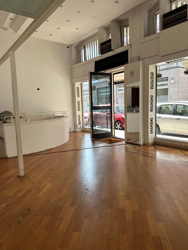 locale commerciale in vendita a Monza