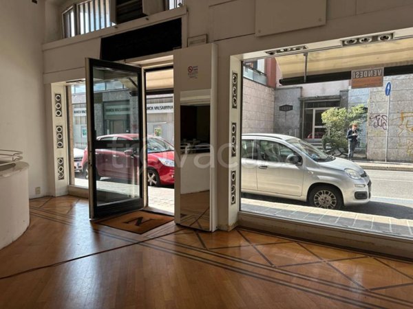 negozio in vendita a Monza in zona Centro Storico