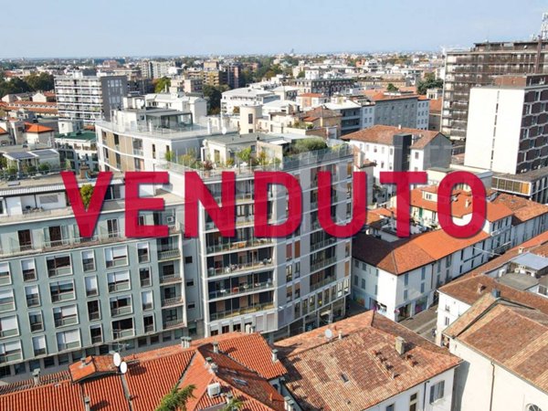 appartamento in vendita a Monza in zona Centro Storico
