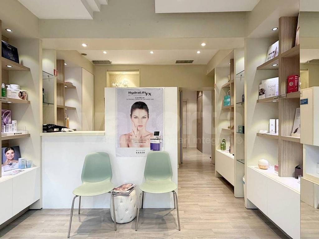 negozio in vendita a Monza in zona Centro Storico