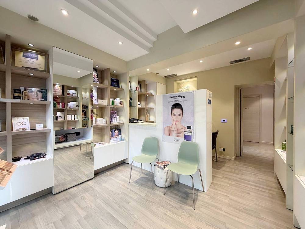 negozio in vendita a Monza in zona Centro Storico