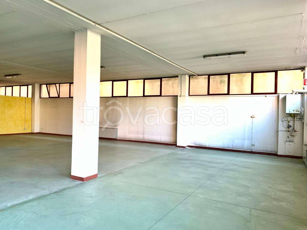 locale commerciale in vendita a Monza