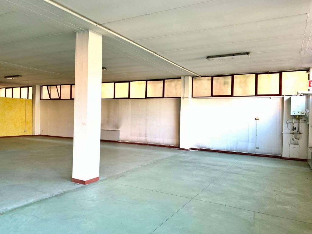 locale commerciale in vendita a Monza