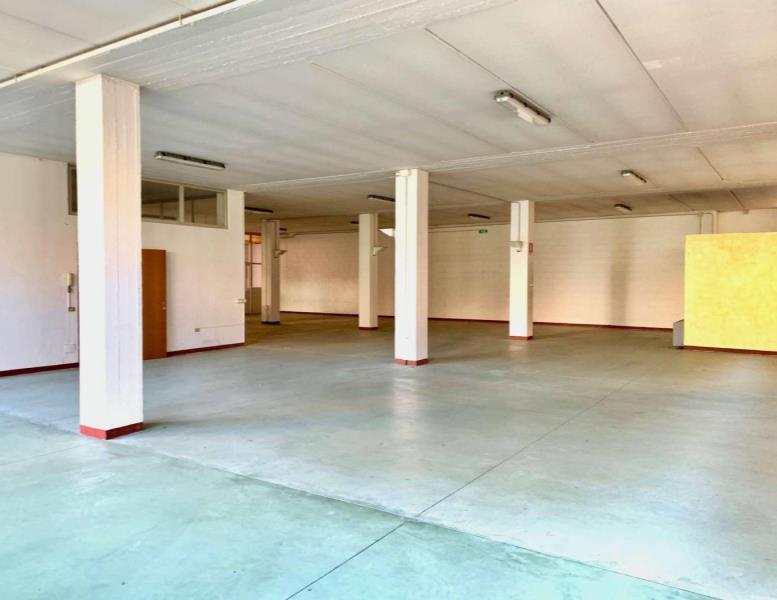 locale commerciale in vendita a Monza