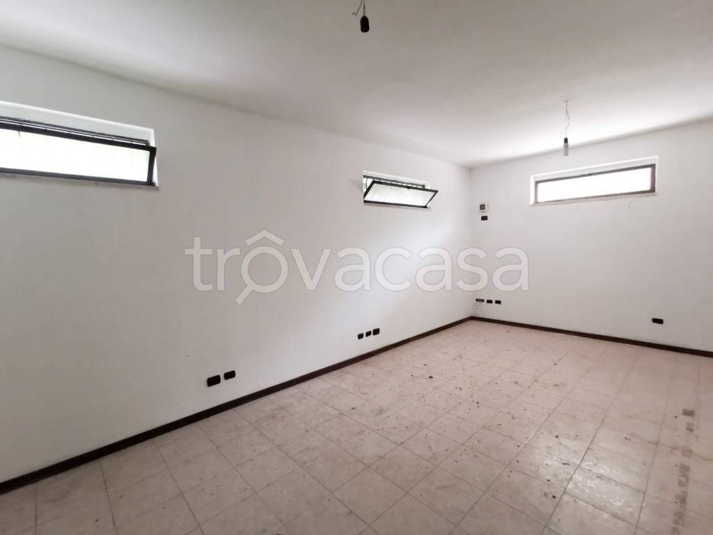 locale commerciale in vendita a Monza