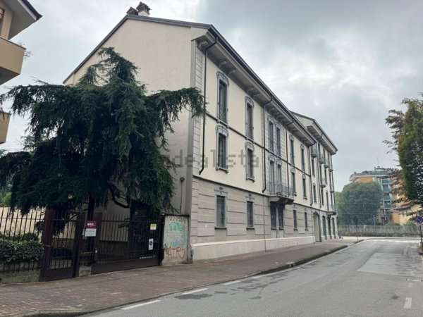 appartamento in vendita a Monza in zona Centro Storico