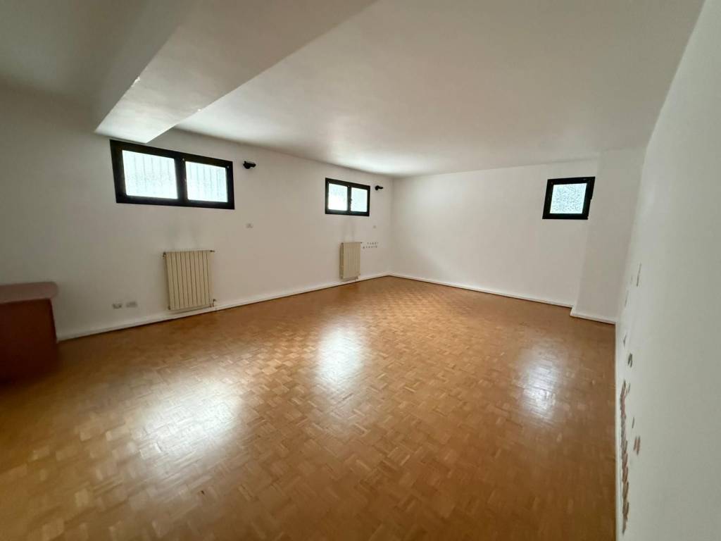 appartamento in vendita a Monza in zona Centro Storico