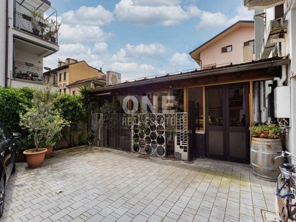 negozio in vendita a Monza in zona Centro Storico
