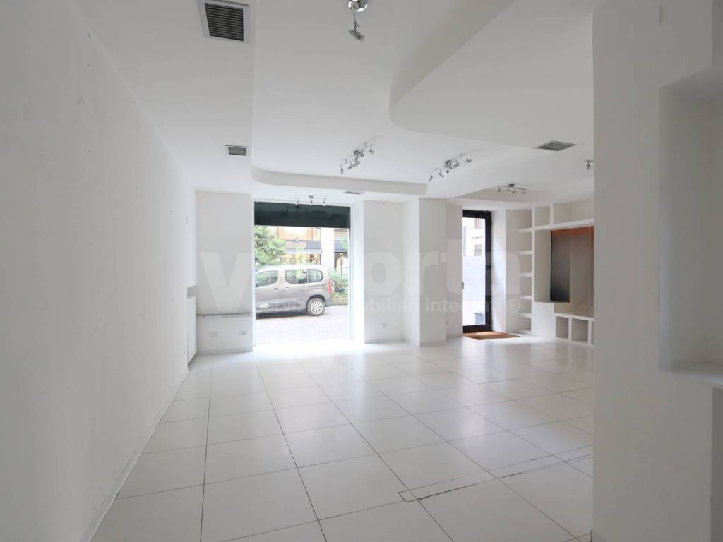 negozio in vendita a Monza in zona Centro Storico