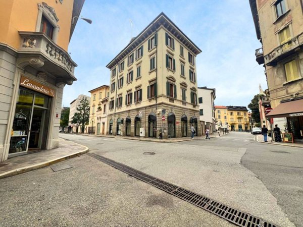 negozio in vendita a Monza in zona Centro Storico