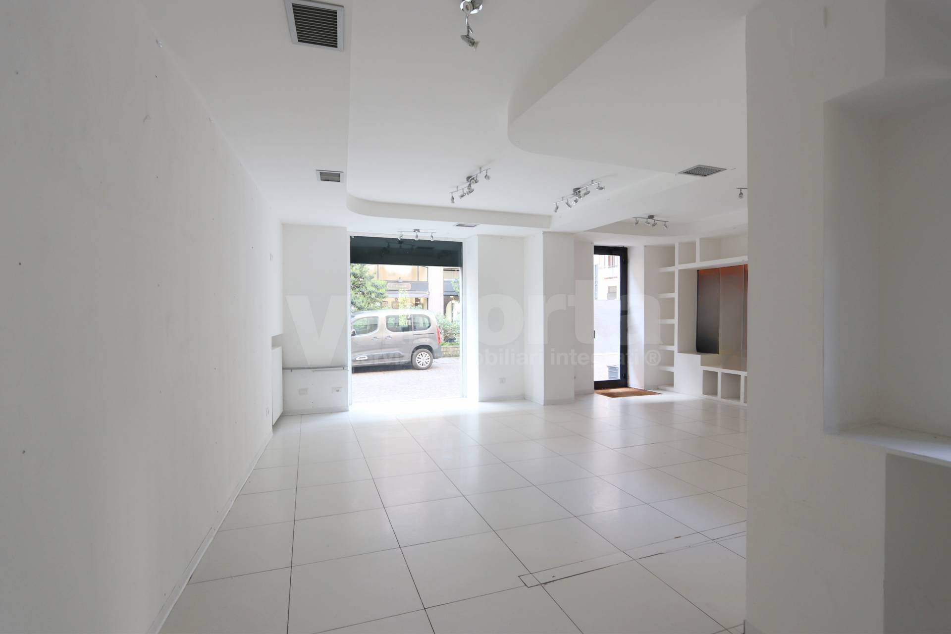 negozio in vendita a Monza in zona Centro Storico