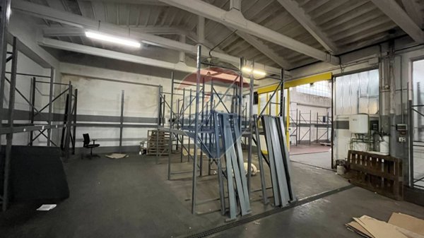 capannone in vendita a Monza