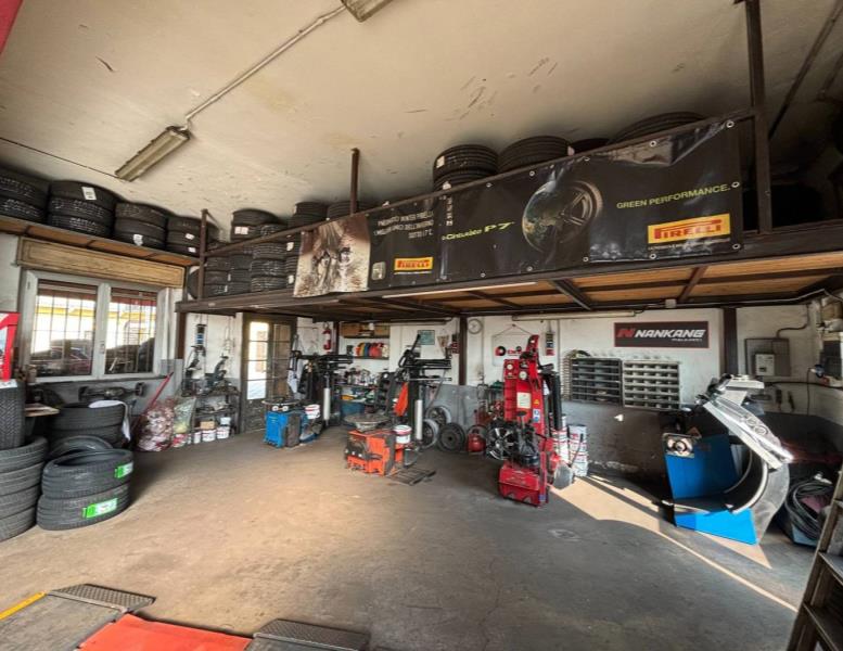 locale commerciale in vendita a Monza