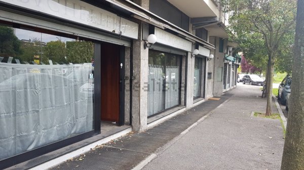 locale commerciale in vendita a Monza