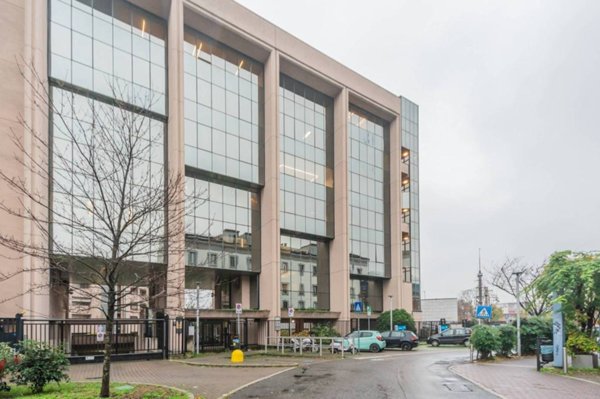 locale commerciale in vendita a Monza