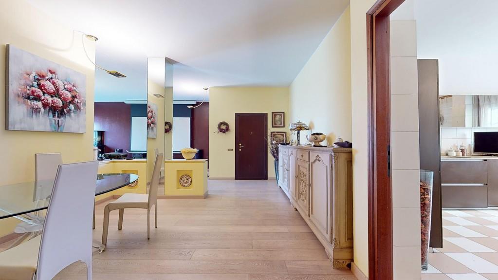 appartamento in vendita a Monza in zona Centro Storico