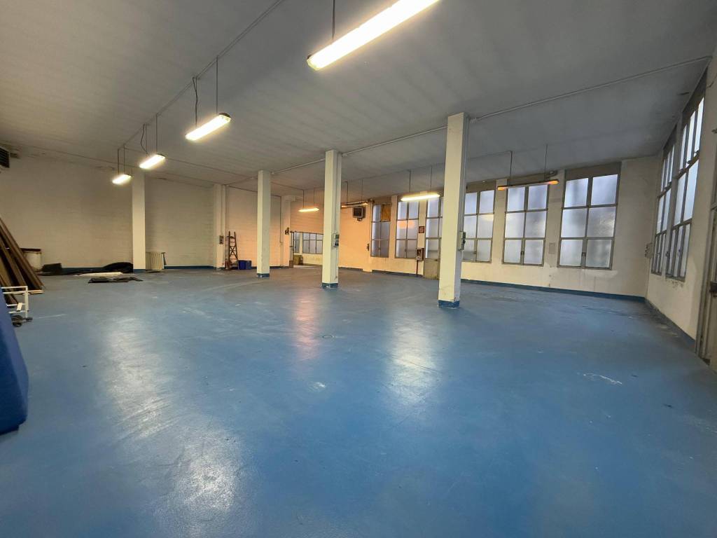 locale commerciale in vendita a Monza