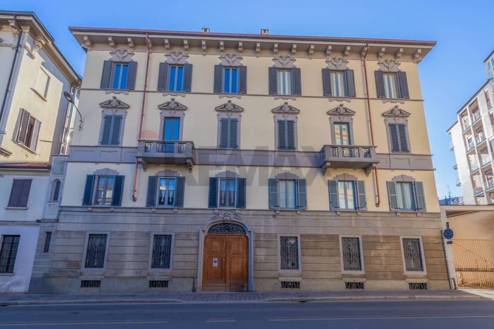 appartamento in vendita a Monza in zona Centro Storico