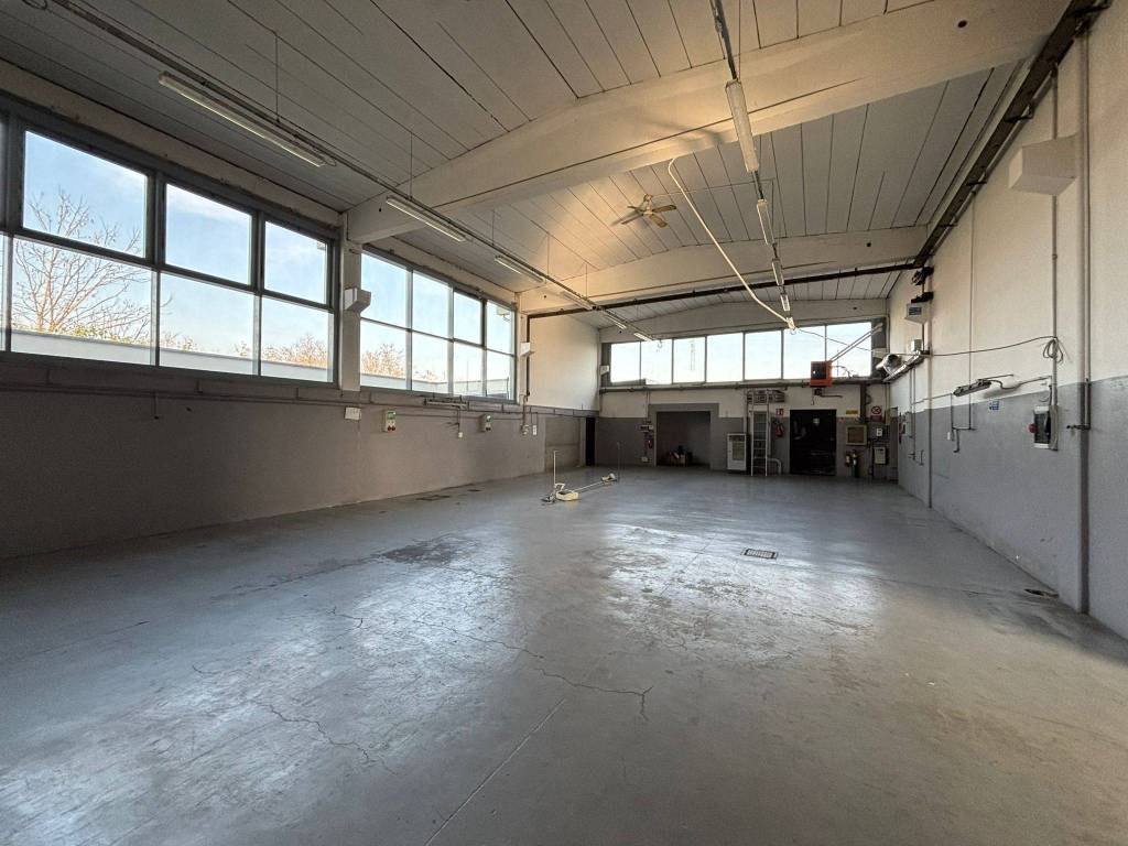 locale commerciale in vendita a Monza