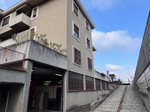 locale commerciale in vendita a Monza