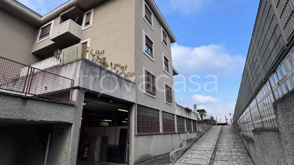 locale commerciale in vendita a Monza