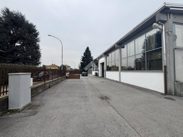 locale commerciale in vendita a Monza