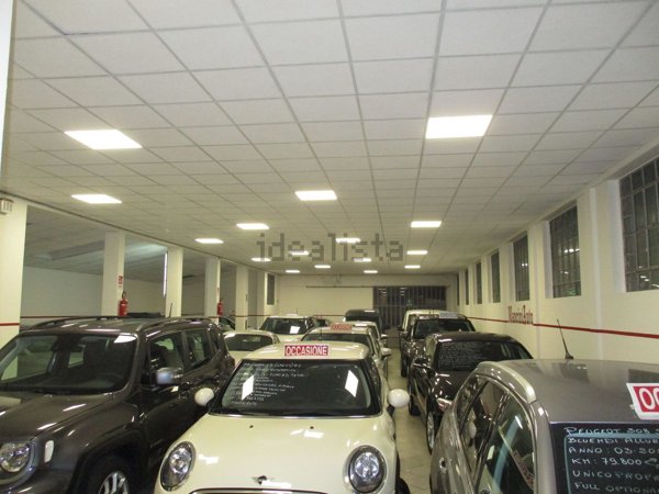locale commerciale in vendita a Monza