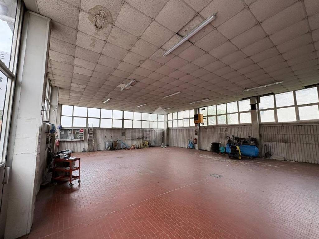 locale commerciale in vendita a Monza