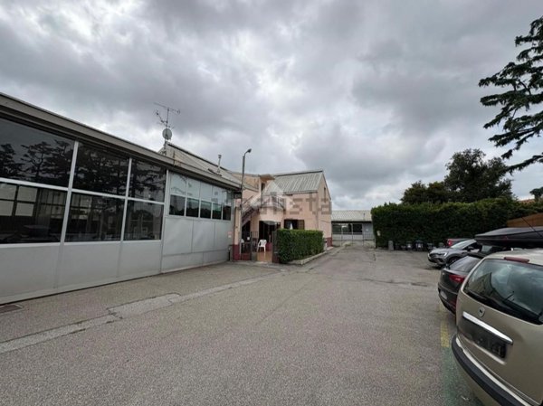 capannone in vendita a Monza