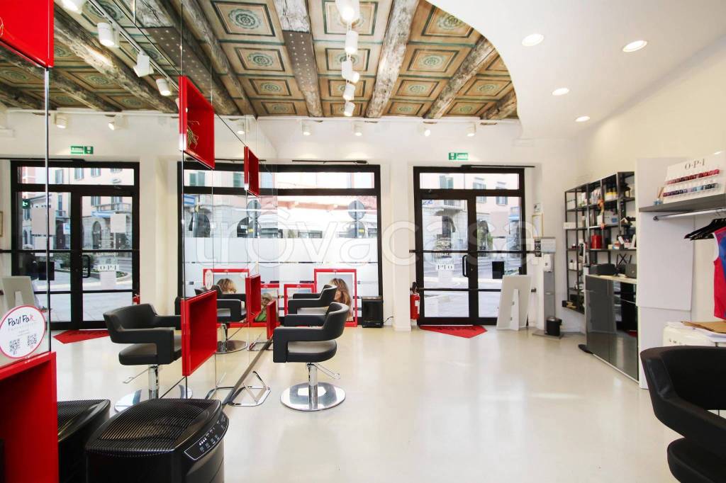 negozio in vendita a Monza in zona Centro Storico