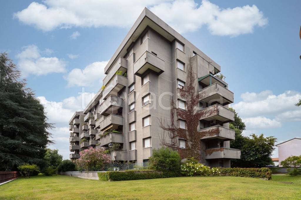 appartamento in vendita a Monza in zona Centro Storico